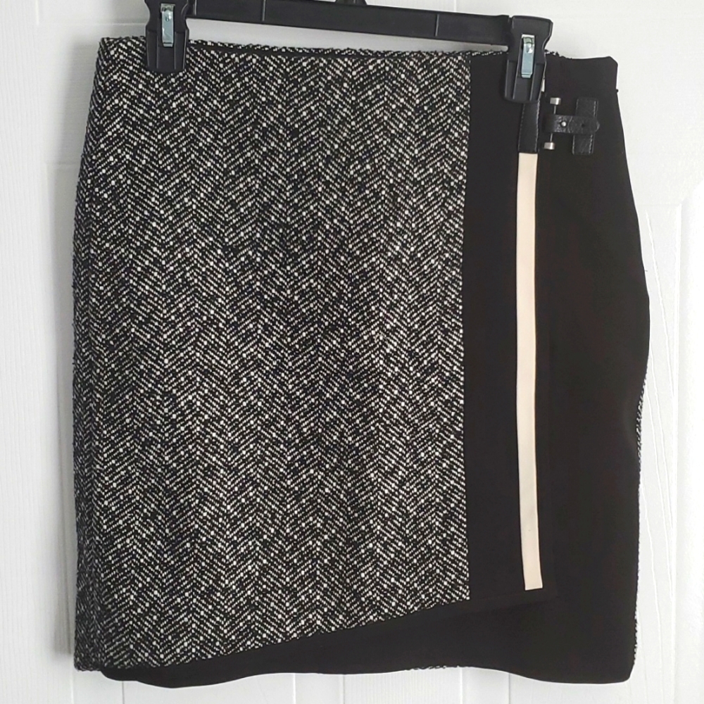 White black house market  skirt  very pretty .perfect for cool weather   size 2